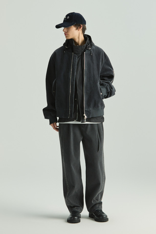 VOL(볼) 벨벳 MA-1 항공 점퍼는 봄, 가을 시즌에 활용하기 좋은 아우터입니다. 블랙 컬러에, 면, 레이온, 폴리에스터 혼방의 벨벳 데님 소재로 제작되어 부드러운 촉감을 선사합니다. 오버핏 크롭 기장으로 캐주얼, 스트릿 스타일을 연출하며, 후드 탈부착이 가능하여 다양한 스타일링이 가능합니다. 액션 플리츠 디테일과 셋업으로도 착용할 수 있어 실용성을 더했습니다. 일상, 봄 소풍룩, 캠핑룩 등 폭넓은 TPO에 활용해보세요.
