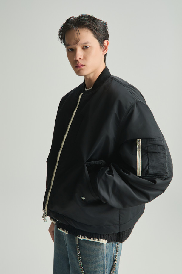 Avius (아비우스) 넥 워머 MA-1 항공 점퍼는 미니멀한 스타일을 추구하는 분들을 위한 겨울철 필수 아이템입니다. 블랙 컬러의 무지 디자인으로 어떤 옷에도 쉽게 매치할 수 있으며, 출근룩이나 여행룩에 모두 잘 어울립니다. 두꺼운 두께감과 프리마로프트 및 거위털 충전재를 사용하여 보온성을 극대화했으며, 넥 워머가 포함되어 있어 더욱 따뜻하게 착용할 수 있습니다. 안감은 폴리에스터 소재로 제작되었으며, 오버핏으로 편안한 착용감을 제공합니다. 집업 방식의 긴소매 크롭 기장 항공 점퍼입니다.
