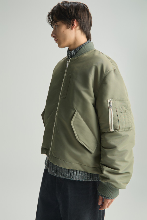 Avius(아비우스) 올메텍스 넥 워머 MA-1 항공 점퍼는 가을과 겨울, 미니멀하고 스트릿 스타일을 즐기는 남녀 모두에게 적합한 아우터입니다. 카키와 올리브 두 가지 색상으로 제공되며, 넥 워머가 포함되어 있어 보온성을 높였습니다. 넉넉한 오버핏에 집업 스타일로 편안하게 착용 가능하며, MA-1 항공 점퍼 특유의 디자인을 보여줍니다. 나일론과 폴리에스테르 혼방 소재에 두꺼운 두께감, 프리마로프트와 거위털 충전재를 사용하여 뛰어난 보온성을 제공합니다. 안감은 폴리에스테르로 마감되었습니다.
