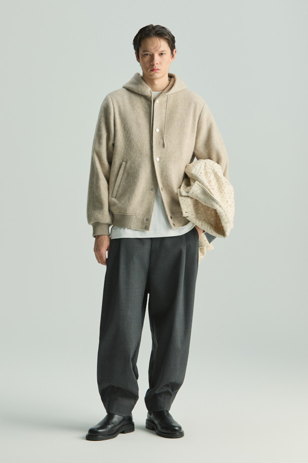 "Mousse (무스) 헤어리 후드 점퍼"는 부드러운 헤어리 촉감과 오버핏으로 포근함을 더한 아우터입니다. 가을, 겨울 시즌에 어울리는 두꺼운 두께감으로 따뜻하게 착용할 수 있으며, 캐주얼한 무드의 무지 디자인으로 다양한 스타일 연출이 용이합니다. 베이지 컬러의 넉넉한 핏과 후드 디자인이 편안한 데이트룩, 캠핑룩을 완성시켜줍니다. 가죽 스트링 디테일로 포인트를 더했으며, 안감은 폴리에스터로 마감하여 착용감을 높였습니다. 미니멀, 클래식 스타일을 즐기는 분들께 추천하는 아이템입니다.
