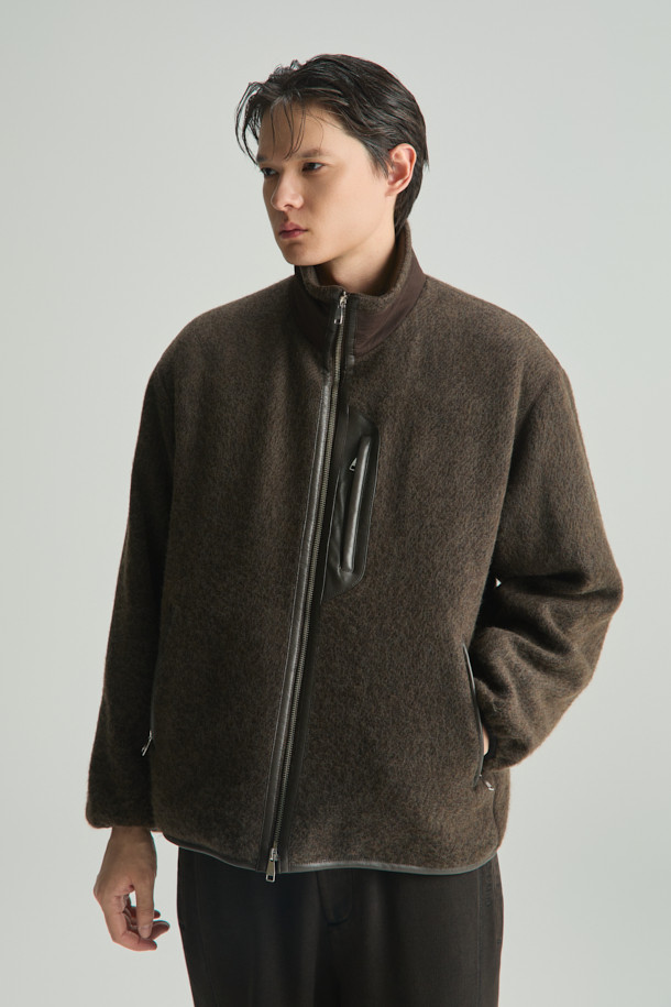 Duve(듀브) 헤어리 집업 후리스 점퍼는 가을, 겨울 시즌에 어울리는 여성 점퍼입니다. 무지 패턴의 블랙, 다크브라운 두 가지 색상으로 출시되었으며, 캐주얼, 미니멀, 클래식 스타일을 연출하기 좋습니다. 세미 크롭 기장과 세미 오버핏으로 트렌디한 핏을 제공하며, 플리스 소재 특유의 헤어리한 촉감이 포근함을 더합니다. 가죽 배색 포인트와 밑단 스트링 디테일로 디자인 포인트를 살렸으며, 출근룩이나 모임룩 등 다양한 TPO에 활용할 수 있습니다.
