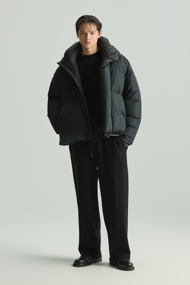미니멀하고 테크니컬한 디자인의 후드 테크니컬 구스다운 점퍼입니다. 겨울철 출근룩과 여행룩에 적합하며, 오버핏으로 편안한 착용감을 선사합니다. 90/10 구스다운 충전재로 뛰어난 보온성을 제공하며, 탈부착 넥워머와 소매 바람막이 디테일이 추위를 효과적으로 막아줍니다. 가볍고 따뜻한 일상용 아우터로, 무지 디자인과 블랙 컬러로 어떤 스타일에도 쉽게 매치할 수 있습니다. 겉감은 나일론, 안감은 폴리에스터를 사용하여 내구성을 높였습니다.
