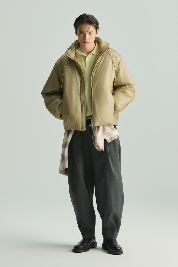 가벼운(레제르) 경량 7D 신슐레이트 후드 점퍼는 가을, 겨울철 데일리룩을 책임질 아우터입니다. 베이직하고 캐주얼한 스타일로, 여행, 산책, 출근 등 다양한 때와 장소와 목적에 활용하기 좋습니다. 얇은 두께감의 나일론 소재와 부드러운 촉감이 편안한 착용감을 선사하며, 세미 오버핏으로 제작되어 여유로운 실루엣을 연출합니다. 탈부착 가능한 후드와 뛰어난 보온성을 제공하는 신슐레이트 충전재가 특징이며, 집업 스타일로 간편하게 착용할 수 있습니다. 베이지 색상에 무지 디자인으로 어떤 옷에도 쉽게 매치하여 캐주얼, 미니멀, 클래식 스타일을 완성할 수 있습니다.