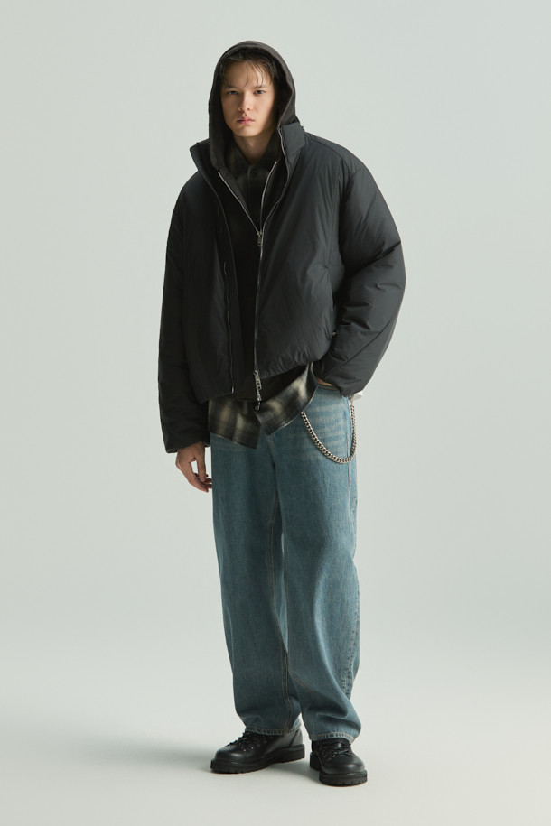 가벼운(레제르) 경량 글로시 신슐레이트 후드 점퍼는 가을, 겨울 시즌 일상과 출근룩에 모두 활용하기 좋은 남녀 공용 점퍼입니다. 얇은 두께감의 7데니어 나일론 소재로 제작되어 부드러운 촉감과 가벼운 착용감을 선사하며, 신슐레이트 충전재와 안감으로 보온성을 높였습니다. 탈부착 가능한 후드 디자인으로 다양한 스타일 연출이 가능하며, 미니멀하고 베이직한 디자인으로 유행을 타지 않고 오래도록 즐겨 입을 수 있습니다. 세미 오버핏으로 편안한 착용감을 제공하며, 집업 스타일로 간편하게 입고 벗을 수 있습니다.