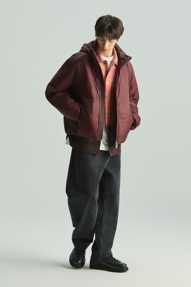 레제르 경량 7D 신슐레이트 후드 점퍼는 가을, 겨울 시즌에 어울리는 남녀 공용 점퍼입니다. 얇은 두께감으로 편안한 착용감을 선사하며, 보온성을 높여주는 신슐레이트 충전재를 사용하여 쾌적하게 입을 수 있습니다. 부드러운 촉감의 7데니어 나일론 소재와 탈부착 가능한 후드 디자인으로 캐주얼하고 베이직한 스타일을 연출합니다. 세미 오버핏으로 제작되어 편안한 활동성을 보장하며, 일상과 여행 등 다양한 상황에 활용 가능합니다. 와인 컬러의 무지 디자인으로 미니멀하고 클래식한 분위기를 더합니다.