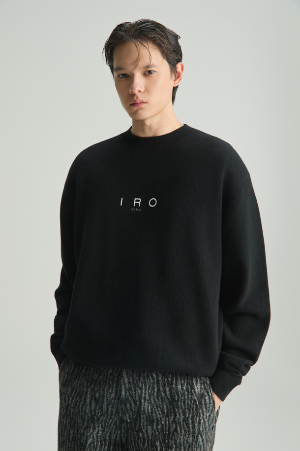 에센셜 캐시미어 블렌드 로고 자수 니트 풀오버는 부드러운 울캐시미어 혼방 소재로 제작되어 가을, 겨울 시즌에 따뜻하고 편안하게 착용할 수 있습니다. IRO(이로) 시그니처 로고 자수가 돋보이며, 라운드넥과 긴소매 디자인으로 베이직하면서도 세련된 스타일을 연출합니다. 세미오버핏으로 제작되어 편안한 착용감을 제공하며, 출근룩, 비즈니스 캐주얼, 모임룩 등 다양한 TPO에 활용 가능합니다. 클래식, 미니멀, 캐주얼 스타일을 선호하는 고객에게 적합하며, 넥 후면의 시그니처 부자재 디테일로 고급스러움을 더했습니다. 블랙 컬러로 어떤 룩에도 쉽게 매치할 수 있는 데일리 아이템입니다.
