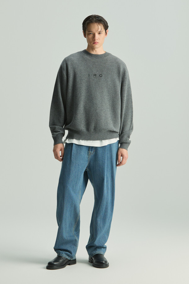 에센셜 캐시미어 블렌드 로고 자수 니트 풀오버는 부드러운 촉감의 울캐시미어 원사를 사용하여 제작되었습니다. IRO(이로) 시그니처 로고 자수가 돋보이는 베이직 스타일의 니트 스웨터입니다. 세미 오버핏으로 편안하게 착용 가능하며, 가을과 겨울에 따뜻함을 더해줍니다. 뒷면 넥 라인에는 새로운 시그니처 부자재가 사용되어 디자인의 완성도를 높였습니다. 클래식, 미니멀, 캐주얼 등 다양한 스타일 연출에 활용하기 좋습니다.
