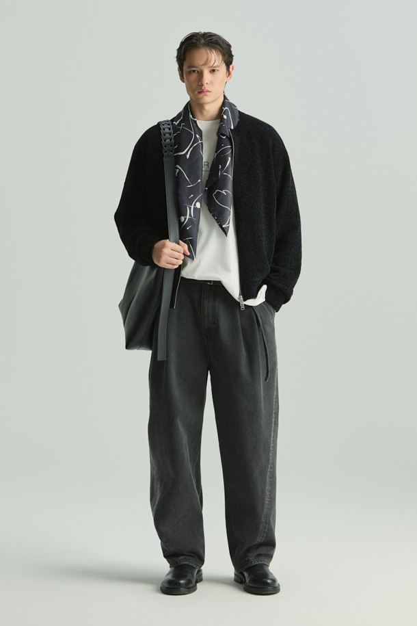 Reflet(흐흘레) 셔닐 집업 가디건은 간절기에 세련된 스타일을 연출하기 좋은 여성용 니트 가디건입니다. 부드러운 셔닐 원사를 사용하여 은은한 광택감과 고급스러운 촉감을 선사하며, 카라리스 디자인과 무지 패턴으로 미니멀하고 시크한 분위기를 더합니다. 세미 오버핏으로 편안하게 착용 가능하며, 블랙 컬러로 다양한 룩에 매치하기 용이합니다. 크롭 기장과 긴 소매, 사이드 포켓 디테일이 실용성을 더하여 일상에서 활용하기 좋습니다.
