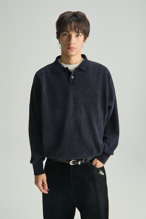 Calin(칼린) 셔닐 카라 니트 풀오버는 여성용 상의로, 가을과 겨울에 따뜻하게 입을 수 있는 두꺼운 두께감의 셔닐 니트입니다. 세미 오버핏으로 편안한 착용감을 선사하며, 카라 디자인이 캐주얼하면서도 포멀한 분위기를 연출합니다. 부드러운 촉감과 은은한 광택감이 특징이며, 네이비 컬러로 다양한 스타일링에 활용하기 좋습니다. 출근룩, 모임룩, 비즈니스 캐주얼 등 TPO에 맞춰 클래식, 미니멀 스타일을 완성해보세요. 긴 소매 기장의 크롭 기장으로 세련된 핏을 자랑합니다.
