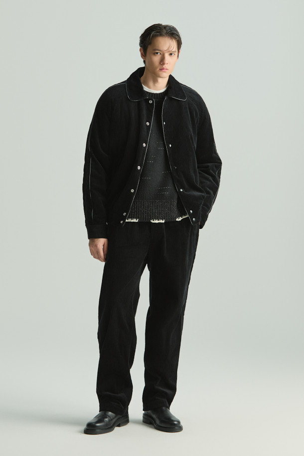 VLAS (블라스) 코듀로이 블루종은 가을과 겨울, 출근룩과 모임룩, 그리고 캐주얼, 미니멀, 클래식한 스타일을 모두 아우르는 아우터입니다. 부드러운 촉감의 코듀로이, 면, 레이온 혼방 소재로 제작되었으며, 세미 오버핏의 크롭 기장으로 트렌디한 핏을 연출합니다. 무지 디자인에 블랙 컬러로 어떤 옷에도 쉽게 매치할 수 있으며, 버튼 여밈과 실용적인 포켓 디테일이 돋보입니다. 긴 소매 기장으로 보온성을 높였으며, 데일리룩에 활용하기 좋은 아이템입니다.
