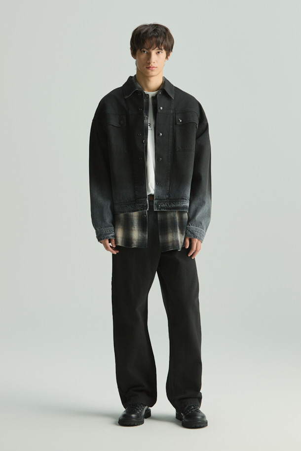 SAONA(사오나) 그라데이션 데님 트러커는 블랙과 그레이 컬러의 조화가 돋보이는 데님 재킷입니다. 봄, 가을 시즌에 어울리는 캐주얼 스타일로, 데이트룩과 봄 소풍룩에 적합합니다. 레귤러핏 디자인에 크롭 기장으로, 미니멀하고 시티보이 무드를 연출할 수 있습니다. 그라데이션 패턴과 로고 레더 탭, 스냅 버튼 탭이 특징이며, 실루엣 조절이 가능합니다. 면과 데님 소재로 제작되어 편안한 착용감을 선사하며, 긴 소매 기장으로 다양한 스타일링을 연출할 수 있습니다.
