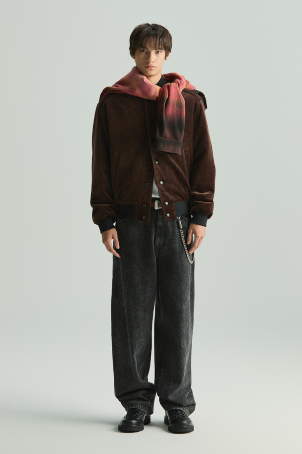 VASSILY (바실리) 벨벳 블루종 재킷은 가을과 겨울, 당신의 스타일을 완성할 아우터입니다. 남녀 모두 착용 가능하며, 클래식하고 미니멀한 스타일을 추구하는 분들께 추천합니다. 부드러운 촉감의 벨벳 소재와 안감 아세테이트의 조화가 고급스러운 착용감을 선사합니다. 무지 디자인에 버튼 여밈 방식으로 간결함을 더했으며, 레귤러핏과 크롭 기장으로 세련된 핏을 연출합니다. 데이트룩, 모임룩, 연말 모임룩 등 다양한 TPO에 활용하여 시크한 스타일을 완성해보세요.
