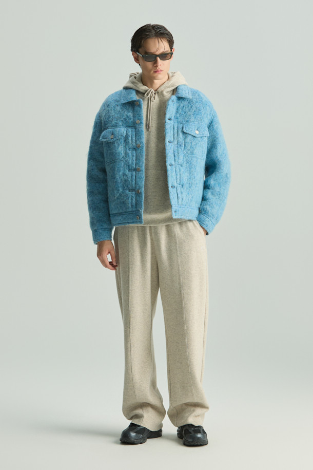 LOFISPE2 (로피스페2) 헤어리 트러커 재킷은 가을, 겨울 시즌에 어울리는 유니섹스 트러커 재킷입니다. 스카이블루와 핑크 두 가지 색상으로 출시되어, 캐주얼하고 미니멀한 스타일을 연출하기 좋습니다. 부드러운 촉감의 헤어리 원단과 두꺼운 두께감으로 따뜻함을 선사하며, 크롭 기장과 레귤러핏으로 트렌디한 핏을 완성합니다. 데이트룩, 모임룩 등 다양한 TPO에 활용할 수 있으며, 무지 패턴에 버튼 여밈과 포켓 디테일이 더해져 실용성을 높였습니다. 면 안감으로 편안한 착용감을 제공하는 헤어리 트러커 재킷으로 캐주얼하고 클래식한 스타일을 완성해보세요.
