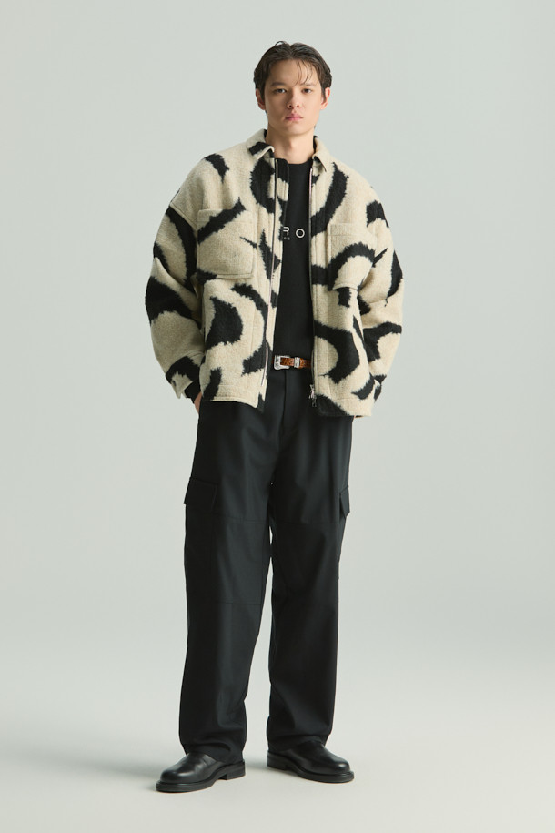 MOFUSPE(모푸스페) 지브라 ZIP-UP 셔켓은 가을, 겨울 시즌 남성들을 위한 캐주얼 셔켓입니다. 오버핏 디자인에 베이지, 블랙 두 가지 색상으로 출시되었으며, 지브라 패턴이 돋보이는 유니크한 스타일을 연출합니다. 두꺼운 두께감과 부드러운 촉감의 폴리에스터, 아크릴, 모 혼방 소재로 제작되어 따뜻하게 착용할 수 있습니다. 집업 스타일과 가슴 포켓 디테일이 실용성을 더하며, 데이트룩, 모임룩 등 다양한 TPO에 활용 가능합니다. 안감은 면으로 처리되어 편안한 착용감을 선사합니다.
