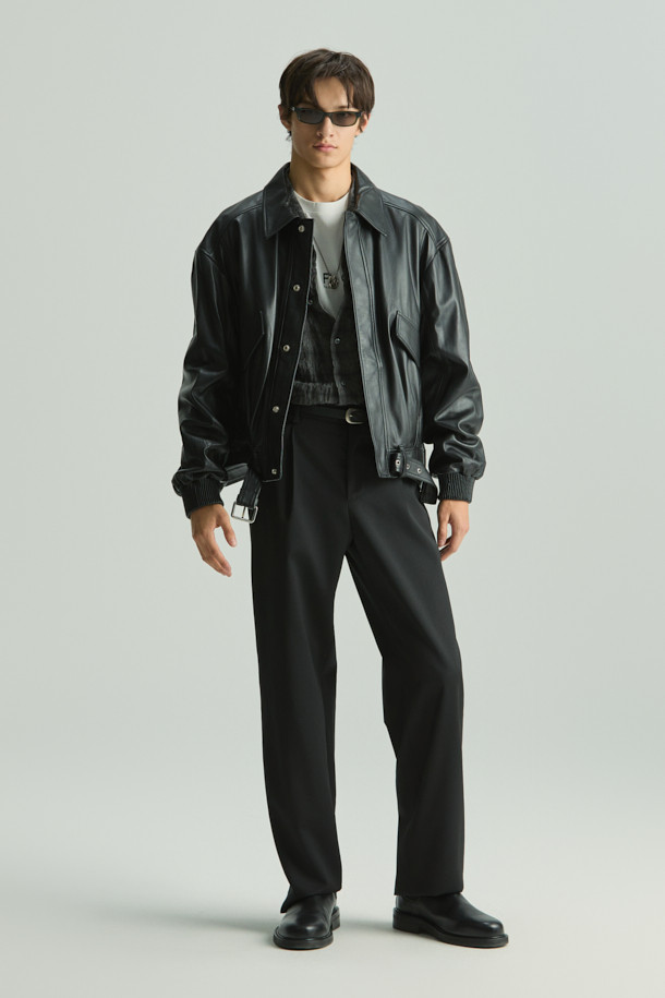 MANKASPE(망카스페) 오버핏 벨티드 가죽 재킷은 남성 고객을 위한 가을, 겨울 시즌 필수 아이템입니다. 부드러운 양가죽 소재와 두꺼운 두께감으로 고급스러운 착용감을 선사하며, 벨트 디테일이 더해져 클래식한 무드를 강조합니다. 오버핏 디자인으로 편안하면서도 시크한 스타일을 연출하며, 데이트룩, 모임룩, 출근룩 등 다양한 TPO에 활용 가능합니다. 미니멀하고 시크한 스타일을 선호하는 고객에게 완벽한 선택이 될 것입니다. 레이온 안감은 쾌적한 착용감을 더합니다.
