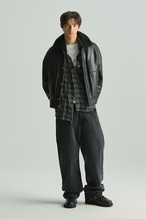 ORENSE(오렌세) 양가죽 카라 탈부착 항공 점퍼는 가을과 겨울, 출근룩과 모임룩을 위한 시크하고 미니멀한 스타일의 아우터입니다. 부드러운 양가죽 소재로 제작되어 고급스러운 촉감을 선사하며, 블랙 컬러의 무지 디자인으로 어떤 옷에도 잘 어울립니다. 크롭 기장의 항공 점퍼 스타일로, 긴 소매와 집업 여밈 방식이 특징입니다. 카라 탈부착이 가능하여 다양한 스타일 연출이 가능하며, 안감은 레이온으로 마감되어 편안한 착용감을 제공합니다.
