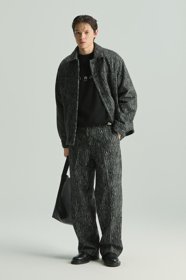 ZACCK(자크) 지브라 와이드 팬츠는 가을, 겨울 시즌에 어울리는 베이직 스타일의 와이드 핏 바지입니다. 블랙과 그레이 두 가지 색상으로 출시되어 다양한 상의와 손쉽게 매치할 수 있습니다. 아크릴, 폴리에스터, 모, 알파카 혼방 소재로 제작되어 따뜻하고 편안한 착용감을 선사합니다. 지브라 패턴으로 포인트를 더해, 클래식, 미니멀, 캐주얼 등 폭넓은 스타일을 소화하며 출근룩, 모임룩으로 활용하기 좋습니다.
