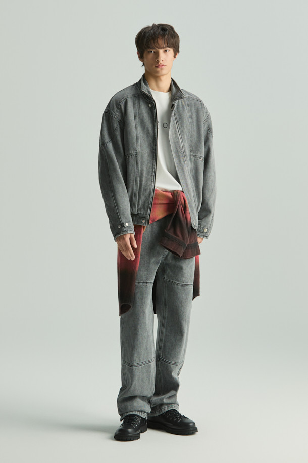 GISILO(지실로) 워시드 데님 바이크 점퍼는 캐주얼 및 스트릿 스타일을 즐기는 분들을 위한 아우터입니다. 그레이 컬러의 데님 소재에 워싱 처리하여 빈티지한 멋을 더했으며, 봄, 가을 간절기에 착용하기 좋습니다. 크롭 기장에 레귤러핏으로 제작되었으며, 집업 방식으로 간편하게 입고 벗을 수 있습니다. 사선 포켓과 바이크 스타일 절개가 특징이며, 폴리에스터와 면 혼방의 안감으로 편안한 착용감을 제공합니다. 긴 소매 기장의 데님 점퍼로 다양한 스타일 연출에 활용할 수 있습니다.
