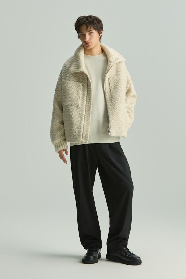 SANOBSPE 니트 하이브리드 ZIP-UP 재킷은 가을, 겨울 시즌을 위한 공용 아우터입니다. 아이보리, 베이지 두 가지 색상으로 출시되었으며, 헤링본 패턴에 부드러운 촉감의 울, 알파카, 아크릴, 폴리에스터, 나일론, 레이온 혼방 소재를 사용하여 보온성을 높였습니다. 세미 오버핏에 레귤러 기장으로 제작되었으며, 2WAY 지퍼 디테일로 실용성을 더했습니다. 출근룩, 모임룩 등 다양한 TPO에 클래식하고 미니멀한 스타일을 연출할 수 있습니다.
