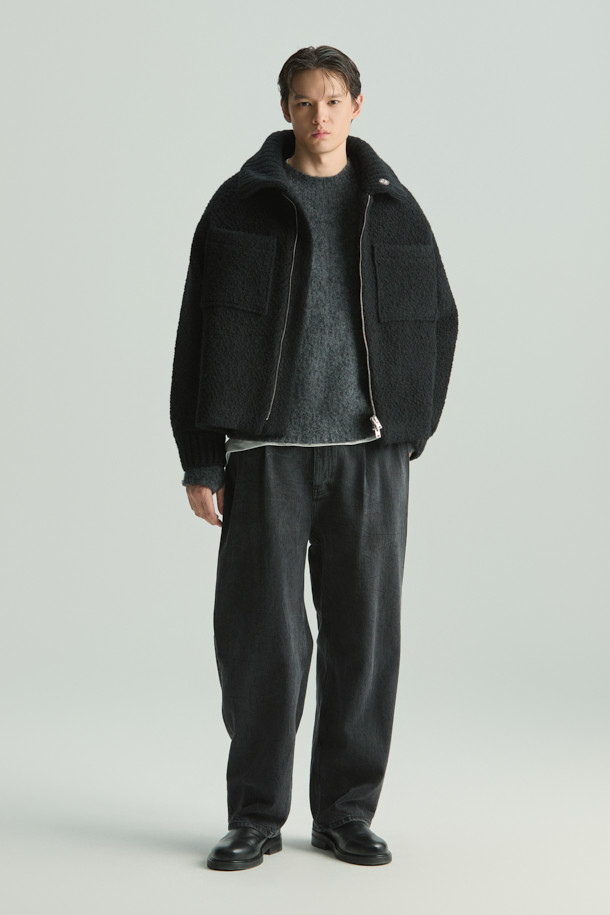 SANOBSPE(사놉스페) 니트 하이브리드 ZIP-UP(집업) 자켓은 가을과 겨울, 일상에서 착용하기 좋은 아우터입니다. 블랙 컬러의 헤링본 패턴이 특징이며, 세미 오버핏의 크롭 기장으로 스타일리시함을 더했습니다. 부드러운 촉감의 두꺼운 니트 소재로 제작되었으며, 모, 아크릴, 폴리에스터, 나일론, 레이온, 알파카 등 다양한 소재가 혼방되어 보온성을 높였습니다. 2WAY(투웨이) 지퍼와 니트 배색 디테일이 돋보이며, 출근룩, 모임룩, 데이트룩 등 다양한 TPO(티피오)에 클래식, 미니멀, 시크한 스타일을 연출하기 좋습니다. 안감 또한 니트 소재로 제작되어 편안한 착용감을 선사합니다.
