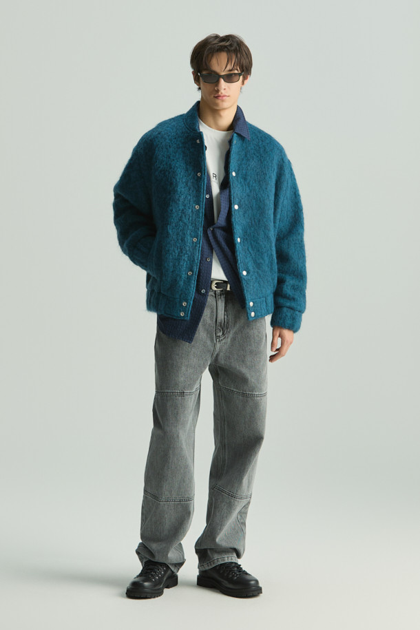 MAHIANASPE1 헤어리 봄버 재킷은 멜란지 베이지 컬러의 여성용 봄버 재킷입니다. 헤어리 울 블렌디드 소재로 제작되어 부드러운 촉감을 선사하며, 버튼 여밈 방식과 레귤러핏으로 편안하게 착용할 수 있습니다. 크롭 기장의 긴소매 디자인으로, 데이트룩과 봄 소풍룩에 스타일리시함을 더합니다. 클래식, 미니멀, 캐주얼 등 다양한 스타일에 매치하여 멋스러운 연출이 가능합니다. 안감은 아세테이트, 레이온, 면 혼방으로 제작되었습니다.
