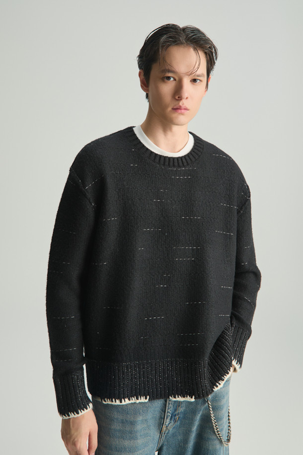 "LUIS(루이스) 멜란지 밑단 디테일 스웨터"는 캐주얼, 클래식, 미니멀 스타일을 모두 아우르는 상의입니다. 멜란지 컬러의 면과 아크릴 혼방 소재로 제작되어 편안한 착용감을 선사합니다. 라운드넥 디자인에 트위드 패턴으로 포인트를 더했으며, 밑단 디테일로 세련된 느낌을 강조했습니다. 일상에서 편안하게 즐겨 입을 수 있는 활용도 높은 니트/스웨터입니다.
