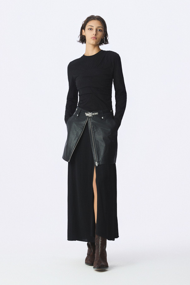 MAZOLA FIT (마졸라 핏) 뱀피 앵클 부츠는 여성스러운 스타일을 강조하는 브라운 컬러의 앵클 부츠입니다. 가을, 겨울 시즌에 어울리는 이 부츠는 뾰족코 디자인에 폴리에스터와 소가죽 소재를 사용하여 고급스러움을 더했습니다. 중간 굽의 통굽으로 편안한 착용감을 제공하며, 안감 역시 소가죽으로 제작되어 부드러운 착용감을 선사합니다. 뱀피 무늬가 시크하면서도 세련된 느낌을 주며, 밴딩 디테일과 슬림한 디자인, 신축성으로 활동성을 높였습니다. 데이트룩, 모임룩, 출근룩 등 다양한 TPO에 클래식, 미니멀, 시크한 스타일을 연출할 수 있습니다.
