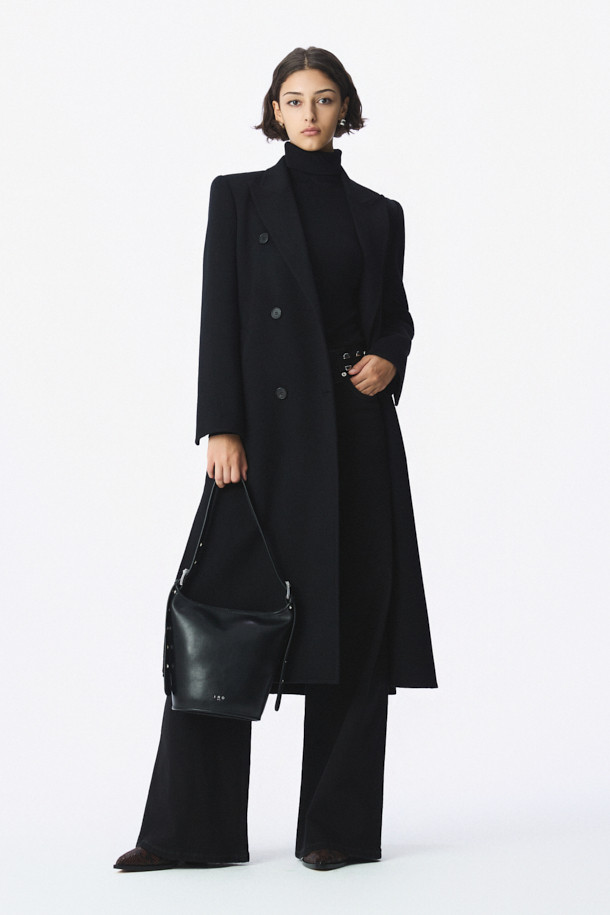 SMALL ZYKE (스몰 자이크) 토트백은 부드러운 천연 소가죽 소재의 여성용 토트백입니다. 심플한 무지 디자인에 블랙 컬러로, 출근룩과 모임룩 등 다양한 TPO에 활용하기 좋습니다. 끈 조절이 가능한 원통형 디자인으로, 시크하고 미니멀한 스타일을 연출합니다. 상단 지퍼 잠금 방식이며, 내부에는 폴리에스터 안감이 덧대어져 실용성을 더했습니다.
