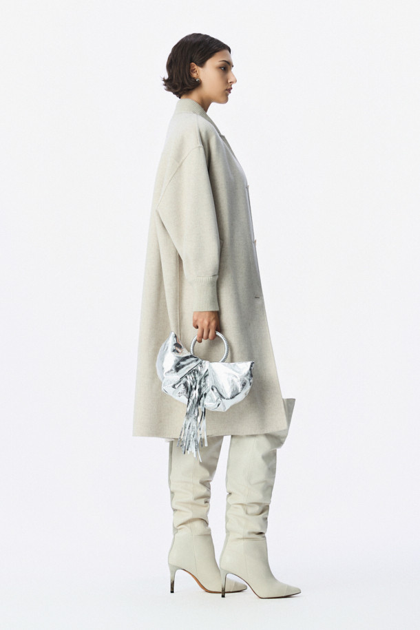 SUNBAG FRANGES(선백 프란지) 프린지 핸드백은 여성스러운 매력을 강조하는 실버 컬러의 핸드백입니다. 천연 가죽과 소가죽 소재로 제작되어 고급스러움을 더하며, 넉넉한 수납공간을 제공합니다. 덤플링 쉐입에 프린지 장식과 메탈 라운드 링 핸들이 시크하면서도 세련된 포인트를 선사합니다. 안감은 면 100%로 마감되었으며, 유동적인 쉐잎과 마그네틱형 잠금 방식으로 편안하게 사용 가능합니다. 데이트룩, 모임룩, 소개팅룩 등 다양한 TPO에 클래식, 미니멀, 시크 스타일을 연출하기 좋습니다.
