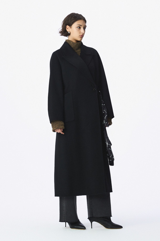 ROVE(로브) 반더블 코트는 여성 고객을 위한 가을, 겨울용 아우터입니다. 블랙 색상의 롱 기장 코트로, 부드러운 촉감의 모, 나일론, 캐시미어 혼방 소재로 제작되었습니다. 클래식하고 미니멀한 스타일을 추구하며, 허리 벨트와 더블 버튼 여밈으로 포인트를 더했습니다. 루즈핏으로 편안하게 착용 가능하며, 출근룩, 오피스룩, 모임룩 등 다양한 TPO에 활용할 수 있습니다. 긴 소매 기장의 무지 디자인으로 시크한 분위기를 연출합니다.
