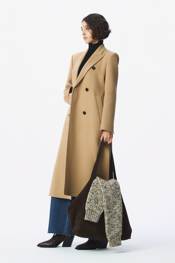 CLASSICO(클라시코) 핸드메이드 더블 코트는 여성스러운 실루엣을 강조하는 클래식 스타일의 롱 코트입니다. 부드러운 털과 캐시미어 혼방 소재로 제작되어 뛰어난 촉감과 보온성을 자랑하며, 가을과 겨울, 두 계절에 걸쳐 활용 가능합니다. 레귤러핏으로 제작되었으며, 숄더 패드가 내장되어 있어 세련된 핏을 연출합니다. 안감은 폴리에스터와 레이온 혼방으로 마감하여 편안한 착용감을 선사하며, 오피스룩, 출근룩, 모임룩 등 다양한 시간과 장소와 상황에 활용하기 좋습니다. 베이지 컬러의 무지 디자인으로 미니멀하고 시크한 스타일을 완성할 수 있습니다.