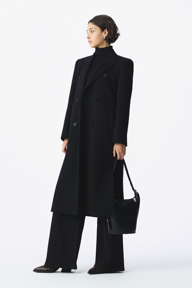 CLASSICO (클라시코) 핸드메이드 더블 코트는 여성용 블랙 컬러의 롱 기장 더블 코트입니다. 가을, 겨울 시즌에 어울리는 두꺼운 두께감과 부드러운 촉감의 모, 캐시미어 혼방 소재로 제작되어 고급스러운 착용감을 선사합니다. 숄더 패드가 내장되어 클래식한 실루엣을 강조하며, 안감은 폴리에스터와 레이온 혼방으로 마감되었습니다. 오피스룩, 출근룩, 모임룩 등 다양한 TPO에 활용 가능하며, 클래식, 미니멀, 시크한 스타일을 연출하기 좋습니다.
