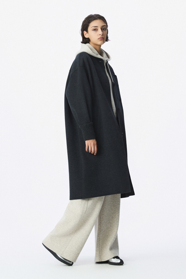 VUIT(뷔) 니트 하이브리드 코트는 캐주얼한 스타일을 추구하는 분들을 위한 봄 시즌 아우터입니다. 블랙 색상의 무지 디자인으로, 루즈핏과 드롭숄더, 니트 밴드, 사이드 포켓 디테일이 특징입니다. 모, 레이온, 면 혼방 소재로 제작되어 부드러운 촉감과 편안한 착용감을 제공합니다. 긴 소매 기장의 봄버 코트 스타일로, 봄 소풍룩에 적합하며 미니멀한 스타일을 연출하기 좋습니다.
