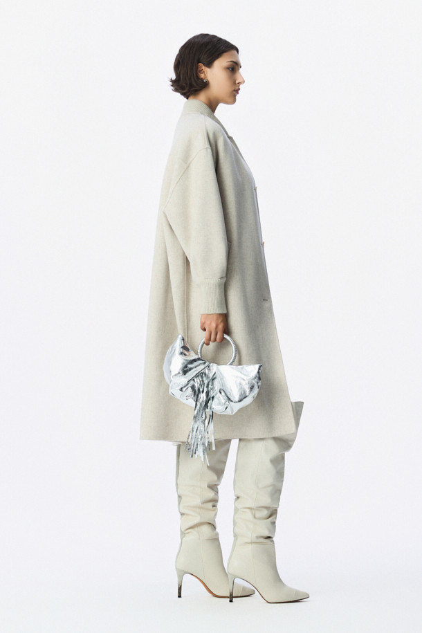 VUIT (뷔) 니트 하이브리드 코트는 부드러운 모 소재로 제작되어 봄 시즌에 적합한 캐주얼 코트입니다. 베이지 색상의 무지 디자인으로 미니멀하고 클래식한 스타일을 연출하며, 드롭 숄더와 니트 밴드 디자인, 사이드 포켓 디테일이 특징입니다. 루즈핏으로 편안한 착용감을 선사하며, 긴 소매 기장과 레이온, 면 안감으로 실용성을 높였습니다. 봄 소풍룩에 완벽하게 어울리는 아이템으로, 다양한 스타일링을 즐길 수 있습니다.
