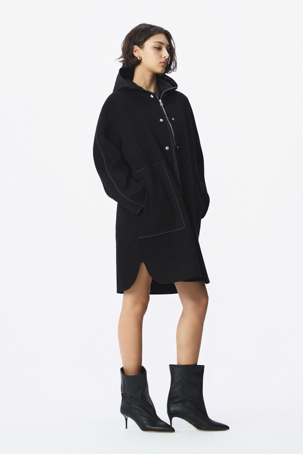 CLAIRE(클레어) 3-in-1 코트는 미니멀하고 클래식한 스타일을 추구하는 여성 고객을 위한 겨울철 필수 아이템입니다. 부드러운 모와 캐시미어 혼방 소재로 제작되어 뛰어난 촉감과 보온성을 자랑하며, 안감은 탈부착 가능한 패딩으로 구성되어 있어 간절기부터 한겨울까지 폭넓게 활용할 수 있습니다. 롱 기장의 레귤러핏 블랙 코트로, 버튼 여밈 방식과 긴 소매 디자인이 특징이며, 출근룩, 오피스룩, 모임룩 등 다양한 TPO에 활용 가능합니다. 가볍고 실용적인 사이드 포켓과 3-in-1 코트 타입으로 스타일과 기능성을 모두 갖춘 아이템입니다.
