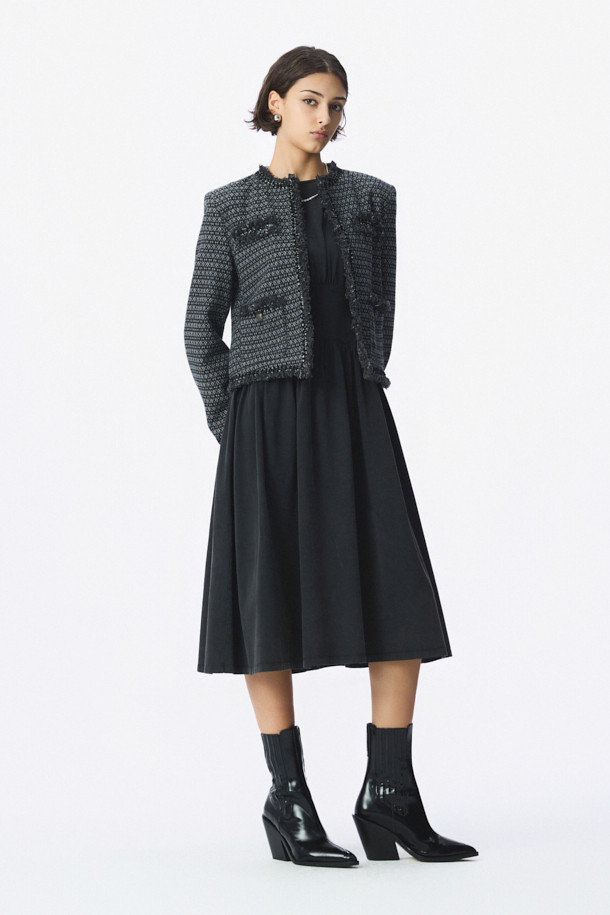 TWEEDY(트위디) 데님 자켓은 여성스러운 스타일을 연출하는 블랙 컬러의 크롭 기장 데님 자켓입니다. 빈티지하고 캐주얼한 매력을 더하는 트위드 패턴과 오픈형 디자인, 레귤러핏으로 편안한 착용감을 선사합니다. 봄, 가을 시즌에 활용하기 좋으며, 데이트룩과 모임룩에 세련된 포인트를 더할 수 있습니다. 면, 폴리에스터, 레이온 혼방의 중간 두께감으로 제작되었으며, 사이드 포켓과 올 풀림 디테일로 독특한 개성을 강조합니다. 긴 소매와 오픈형 코트 타입으로 다양한 스타일을 연출할 수 있습니다.
