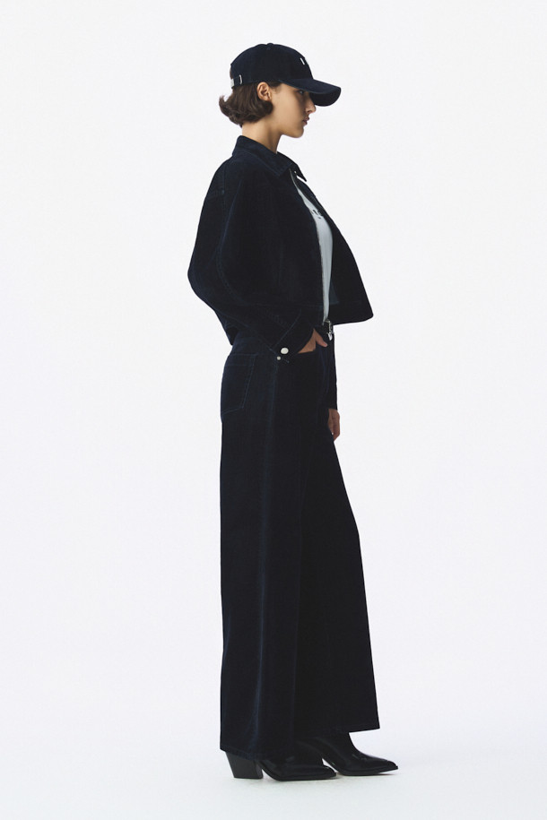 벨벳 데님 트러커는 부드러운 촉감의 데님 소재와 레이온, 면, 폴리우레탄을 혼방하여 제작된 아우터입니다. 빈티지 스타일의 무지 디자인으로, 브러시 효과와 절개선 디테일이 돋보입니다. 지퍼형 여밈 방식과 긴소매, 밑단 여밈 및 핏 조절 기능으로 편안한 착용감을 선사합니다. 데이트룩, 모임룩, 캐주얼 및 미니멀 스타일을 원하는 분들께 추천합니다. 옆면 포켓과 소매 버튼 디테일이 실용성을 더합니다.
