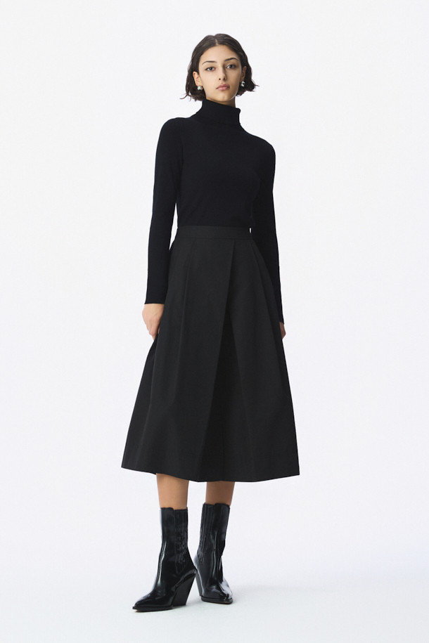 ALINE(아린) 이밴드 플리츠 스커트는 여성용 플리츠 스커트입니다. A라인 핏으로 제작되었으며, 허리 부분에 이밴드를 적용하여 편안한 착용감을 선사합니다. 베이직한 디자인과 블랙 컬러로 다양한 스타일 연출이 가능하며, 면 안감과 폴리에스터, 면 혼방 소재로 사계절 내내 활용할 수 있습니다. 출근룩과 모임룩 모두에 잘 어울리며, 미니멀, 클래식, 캐주얼 스타일을 즐기는 분들께 추천합니다. 허리 부분의 로고 디테일이 돋보이는 디자인입니다.
