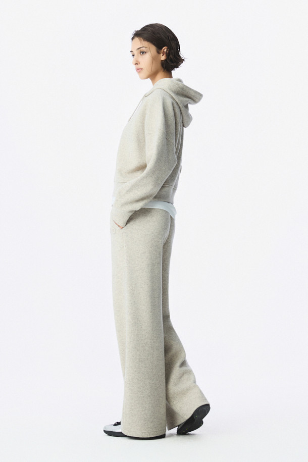 LAIN(레인) 울저지 팬츠는 여성용으로, 가을과 겨울에 따뜻하게 입을 수 있는 긴 기장의 바지입니다. 부드러운 촉감의 울저지 소재에 면, 나일론을 혼방하여 편안한 착용감을 선사합니다. 베이직하고 캐주얼한 스타일로, 와이드 핏과 루즈핏으로 디자인되어 편안함을 더했습니다. 무지 패턴의 그레이 컬러로 다양한 상의와 매치하기 쉬우며, 밴딩 처리되어 활동성을 높였습니다. 스웻팬츠 스타일로 편안하면서도 스타일리시하게 연출할 수 있습니다.
