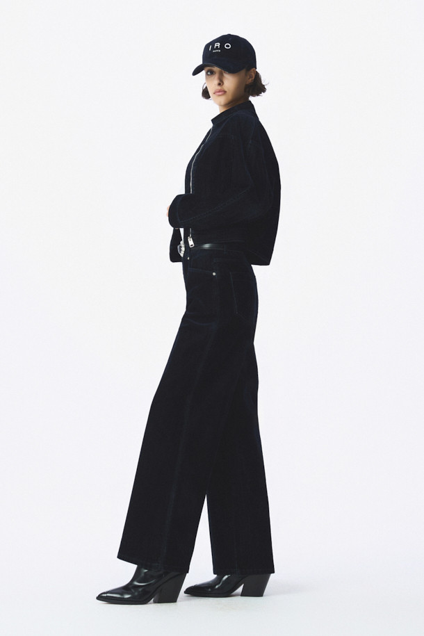 벨벳 데님 팬츠는 부드러운 촉감과 따뜻함을 선사하여 가을과 겨울에 착용하기 좋은 여성용 바지입니다. 무지 패턴의 블랙 컬러로, 출근룩, 클래식, 미니멀, 캐주얼 스타일을 모두 소화할 수 있습니다. 면, 폴리우레탄, 레이온 혼방 소재로 제작되어 편안한 착용감을 제공하며, 레귤러핏 스트레이트 핏으로 다리 라인을 깔끔하게 연출해 줍니다. 두꺼운 두께감과 벨벳 텍스처가 고급스러운 분위기를 더하며, 포켓 디테일로 실용성을 높였습니다. 
