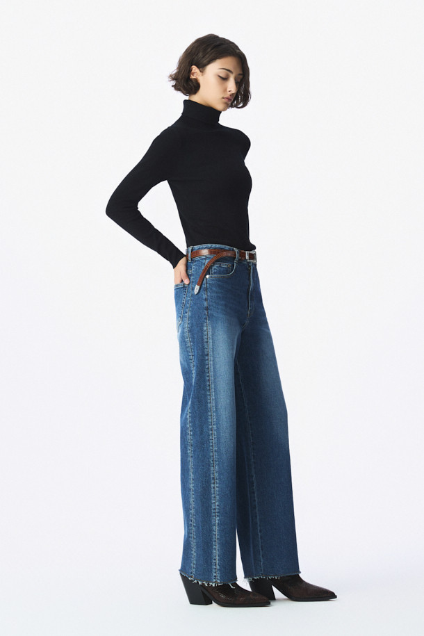 TROYES(트로이스) 데님 팬츠는 일상과 여행, 산책에 모두 잘 어울리는 캐주얼 스타일의 와이드핏 데님 팬츠입니다. 블루 컬러의 무지 디자인으로, 사계절 내내 활용하기 좋습니다. 면, 레이온, 폴리에스터, 폴리우레탄 혼방 소재로 제작되어 편안한 착용감을 선사합니다. 사이드 절개 패널 디테일이 돋보이는 디자인으로, 미니멀하면서도 시티보이 룩을 연출하기 좋습니다. 와이드핏으로 트렌디한 스타일을 완성해보세요.
