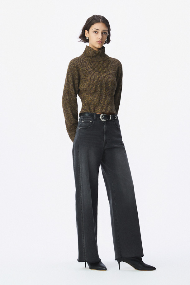 TROYES(트로이스) 데님 팬츠는 여성 고객을 위한 캐주얼 와이드핏 데님 팬츠입니다. 일상룩, 데이트룩, 모임룩 등 다양한 TPO에 활용하기 좋으며, 캐주얼, 미니멀, 클래식 스타일을 연출하기 좋습니다. 부드러운 면, 레이온, 폴리에스터, 폴리우레탄 혼방 소재로 제작되어 편안한 착용감을 선사합니다. 무지 디자인에 사이드 절개 패널 디테일이 더해져 세련된 느낌을 더했습니다. 사계절 내내 활용 가능한 긴 기장의 블루 컬러 데님 팬츠로, 와이드핏이 다리 라인을 커버해 줍니다.
