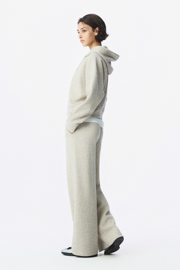 LAINE(레인) 울 저지 후디는 부드러운 촉감의 모, 면, 나일론 혼방 소재로 제작되어 가을과 겨울에 따뜻하게 착용하기 좋은 여성 후디입니다. 캐주얼하고 베이직한 스타일로, 집콕룩이나 산책룩 등 편안한 일상에 잘 어울립니다. 오버핏 디자인에 후드 네크라인으로 편안함을 더했으며, 두꺼운 두께감으로 보온성을 높였습니다. 그레이 컬러에 IRO 자수 로고가 포인트로 들어가 미니멀하고 클래식한 스타일을 연출합니다. 긴 소매 기장으로 활동성을 높인 데일리 후디입니다.
