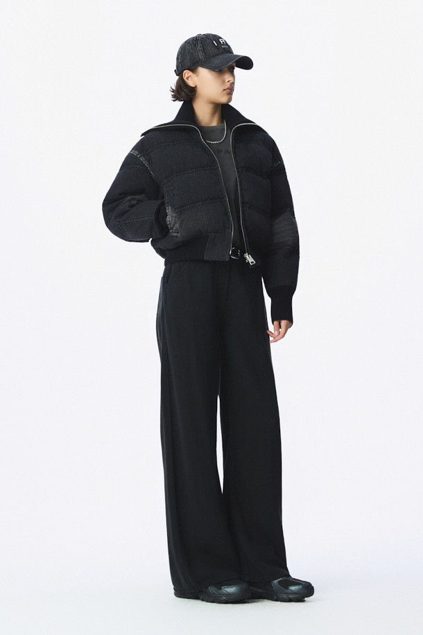 CHANE(샤넬) 데님 다운 점퍼는 여성용 아우터로, 겨울철 캐주얼 스타일을 연출하기에 적합합니다. 블랙 컬러의 무지 디자인에 크롭 기장으로 세련된 핏을 선사하며, 집업 스타일로 간편하게 착용할 수 있습니다. 데님과 면 소재의 조화로 제작되어 두꺼운 두께감을 자랑하며, 폴리에스터와 레이온 안감으로 보온성을 높였습니다. 니트 밴드와 사이드 포켓 디테일이 돋보이는 롱 슬리브 다운 재킷입니다.
