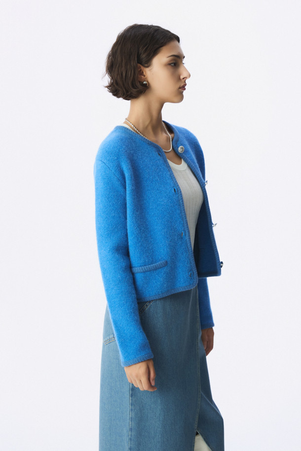 RONDE (론드) 니트 라운드 넥 재킷은 여성의 가을, 겨울 스타일을 책임지는 베이직하고 캐주얼한 무드의 상의입니다. 슬림핏과 레귤러핏으로 출시되어 다양한 체형에 자연스럽게 어울리며, 롱 기장으로 포근함을 더했습니다. 부드러운 촉감의 알파카, 아크릴, 나일론, 폴리우레탄 혼방 소재로 제작되어 편안한 착용감을 선사합니다. 라운드넥 디자인에 텍스쳐 바인딩 디테일과 IRO (아이로) 각인 버튼으로 포인트를 더했으며, 단독 또는 이너로 활용하여 출근룩, 모임룩 등 TPO에 맞는 클래식, 미니멀, 캐주얼 스타일을 연출할 수 있습니다. 무지 디자인의 블루 컬러가 세련된 분위기를 자아내는 긴소매 두꺼운 니트 재킷입니다.
