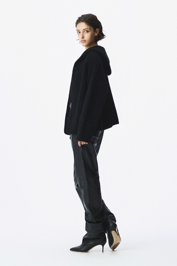 COUP DE (쿠 드) 니트 후드 재킷은 가을과 겨울, 일상에서 편안하게 착용하기 좋은 여성용 상의입니다. 부드러운 촉감의 나일론, 모, 모헤어, 폴리우레탄 혼방 소재로 제작되어 뛰어난 보온성을 제공합니다. 캐주얼, 미니멀, 클래식 스타일을 아우르며, 오버핏으로 편안하게 떨어지는 핏과 드롭숄더 디자인이 특징입니다. 블랙 색상의 무지 디자인에 후드 네크라인과 긴 소매, 바인딩 디테일을 더해 미니멀한 무드를 연출합니다. 집콕룩, 산책룩 등 다양한 TPO에 활용할 수 있는 실용적인 아이템입니다.
