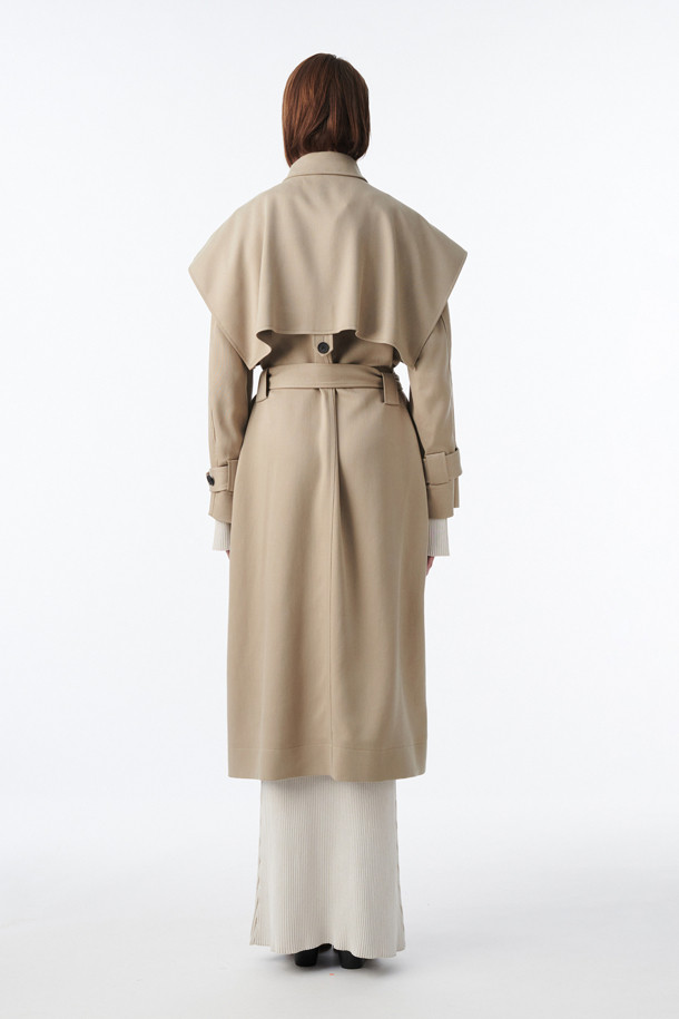 **QARO(카로) 케이프 트렌치 코트**

부드러운 리오셀 소재로 제작되어 봄, 가을에 착용하기 좋은 QARO(카로) 케이프 트렌치 코트입니다. 베이직하고 클래식한 디자인으로, 데이트룩, 오피스룩, 가을 나들이룩 등 다양한 TPO에 활용할 수 있습니다. 롱 기장의 루즈핏으로 편안한 착용감을 선사하며, 허리 벨트와 소매 벨트로 스타일을 연출할 수 있습니다. 무지 디자인에 케이프 타입으로 세련된 포인트를 더했으며, 사이드 포켓이 있어 실용적입니다. 안감은 레이온과 면 혼방으로 제작되었습니다.
