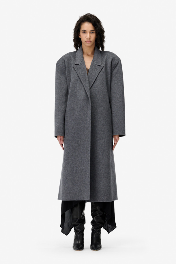 NALLIE(낼리) 오버 숄더 핸드메이드 울 코트는 여성 고객을 위한 클래식한 스타일의 울 코트입니다. 블랙 컬러의 무지 디자인으로, 가을과 겨울에 따뜻하게 착용할 수 있습니다. 롱 기장의 오버핏으로 제작되었으며, 더블 버튼과 버클 여밈으로 세련된 멋을 더했습니다. 핸드메이드 방식으로 제작되어 고급스러운 퀄리티를 자랑하며, 허리 벨트와 라펠 디자인으로 포인트를 주었습니다. 오피스룩, 출근룩, 모임룩 등 다양한 TPO에 활용 가능하며, 미니멀하고 시크한 스타일을 연출하기 좋습니다.
