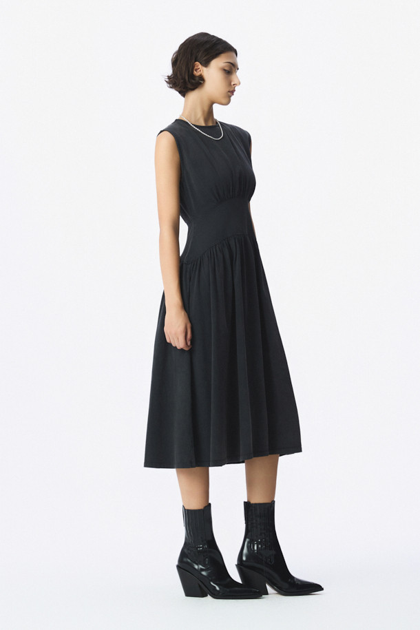 NEVATASPE (네바타스페) 저지 셔링 드레스는 여성 고객을 위한 모던 스타일의 슬리브리스 원피스입니다. 블랙 컬러의 면 소재로 제작되어 부드러운 촉감을 선사하며, 봄, 여름 시즌에 적합합니다. 라운드넥 디자인에 허리 셔링 디테일, 와이드 암홀, A라인 플레어 치마핏으로 아워글라스 실루엣을 연출합니다. 뒷지퍼 여밈으로 편안하게 착용 가능하며, 데이트룩 또는 모임룩에 미니멀, 클래식, 시크한 무드를 더해줍니다. 슬림핏 디자인으로 여성스러운 라인을 강조합니다.
