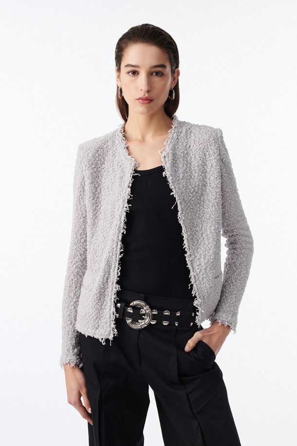 SHAVANI(샤바니) 트위드 가디건은 여성 고객을 위한 엘레강스하고 클래식한 무드의 아우터입니다. 봄, 가을 시즌에 착용하기 적합하며, 부드러운 촉감의 면과 나일론 혼방 소재로 제작되었습니다. 슬림핏의 레귤러 기장이며, 오픈 스타일로 편안하게 착용할 수 있습니다. 그레이 컬러의 트위드 패턴과 프린지 디테일이 특징이며, 어깨 패드와 사이드 포켓이 있어 실용성을 더했습니다. 데이트룩, 카페룩, 모임룩 등 다양한 TPO에 클래식, 미니멀, 시크 스타일로 연출하기 좋습니다.
